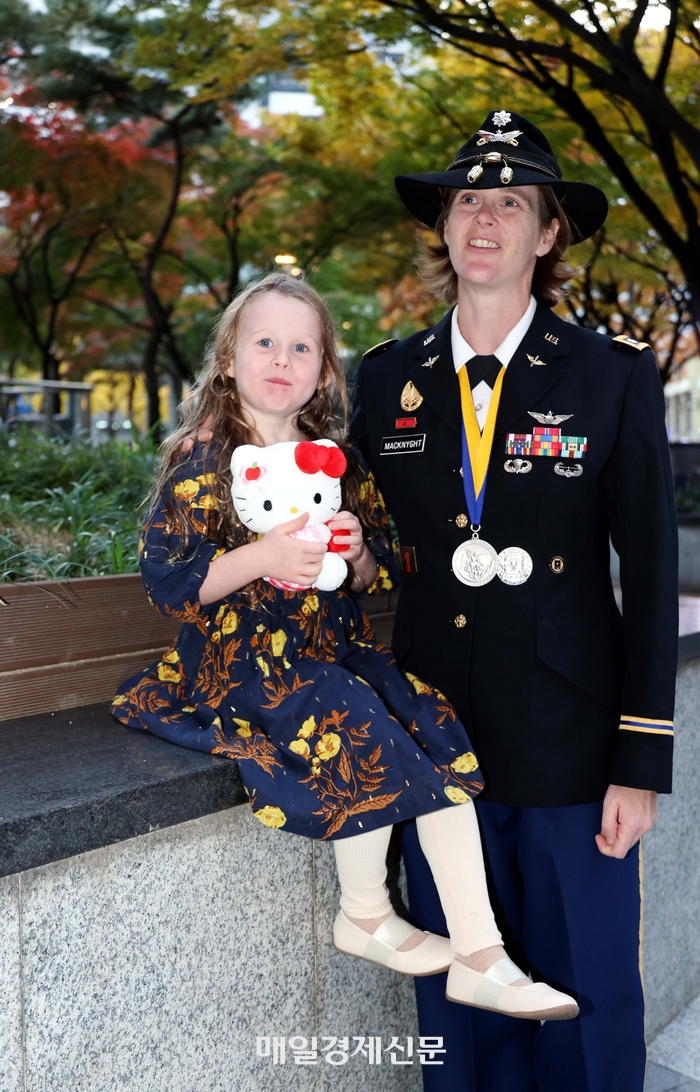 Lt. Col. McKnight visited Korea for the first time with his daughter Aubrey. Photo = Reporter Kim Jae-hoon