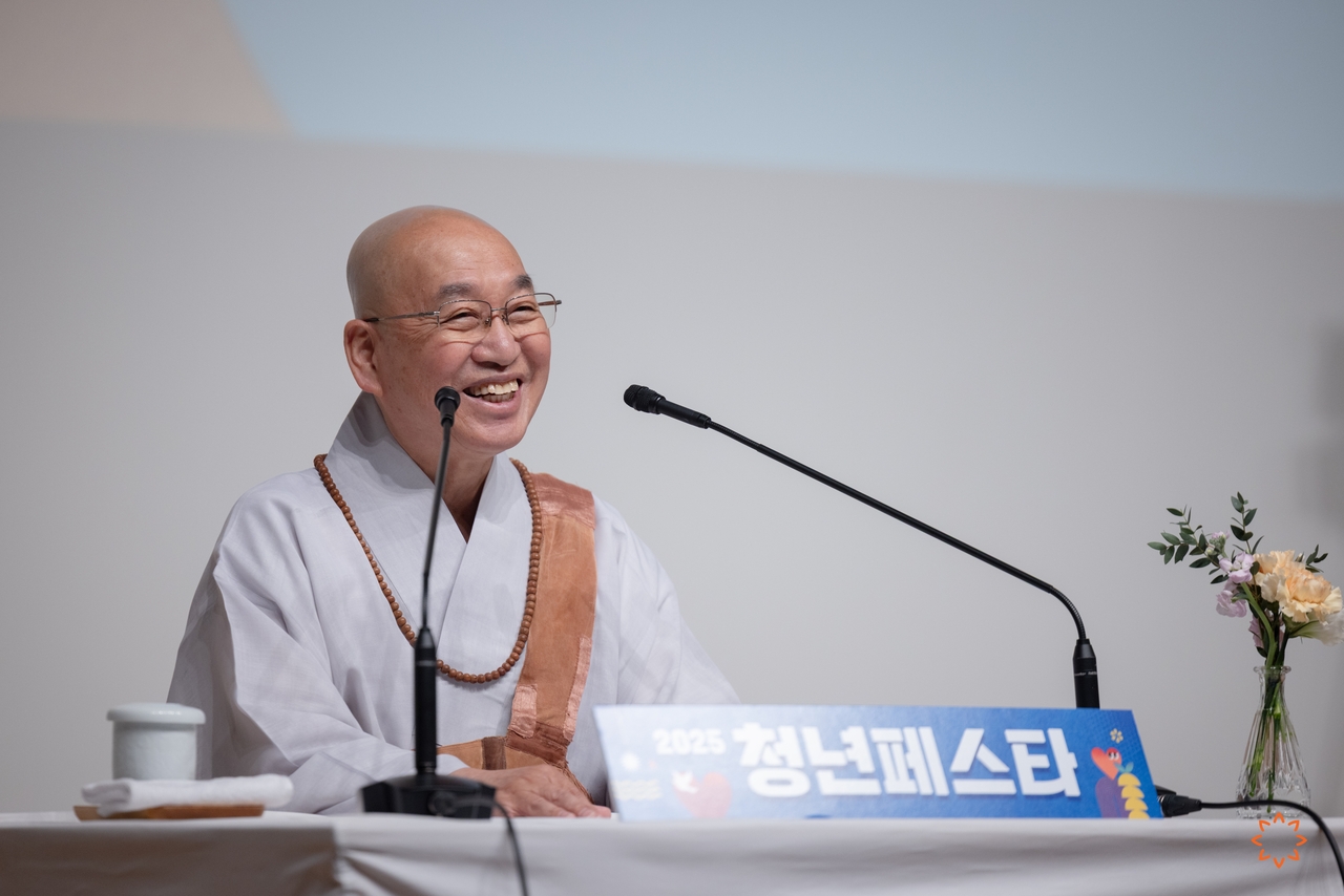 The Ven. Pomnyun takes part in a discussion under the theme of happiness on Friday, the first day of the Youth Festa held at Seoul Jungto Center. (Jungto Society)