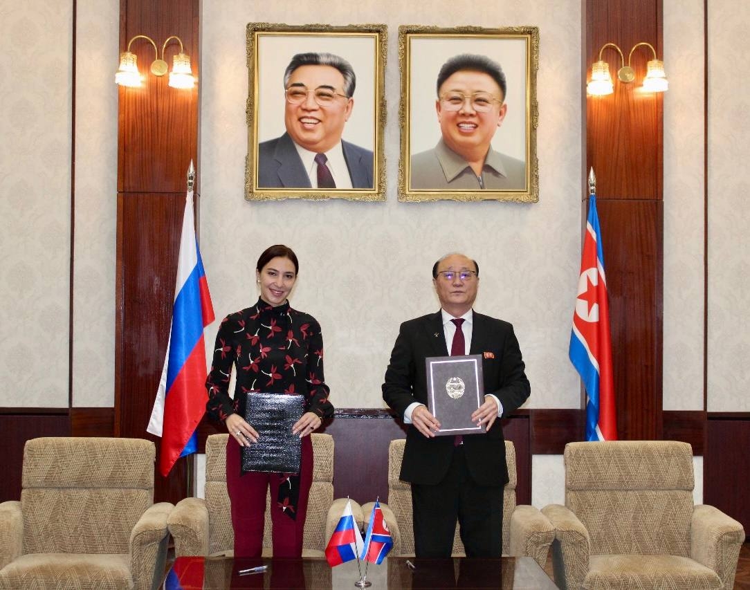 North Korean Ambassador to Russia Sin Hong-chol (right) and Bella Cherkesova, Russia's deputy minister of digital development, communications and mass media, pose for a photo at the North Korean Embassy in Moscow on Tuesday, after signing a pact on cooperation in the public relations divisions of the two countries. (Russian Embassy in Pyongyang)