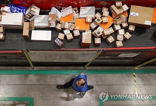Parcels piled up at the Belgian post office [Reuters Yonhap News]