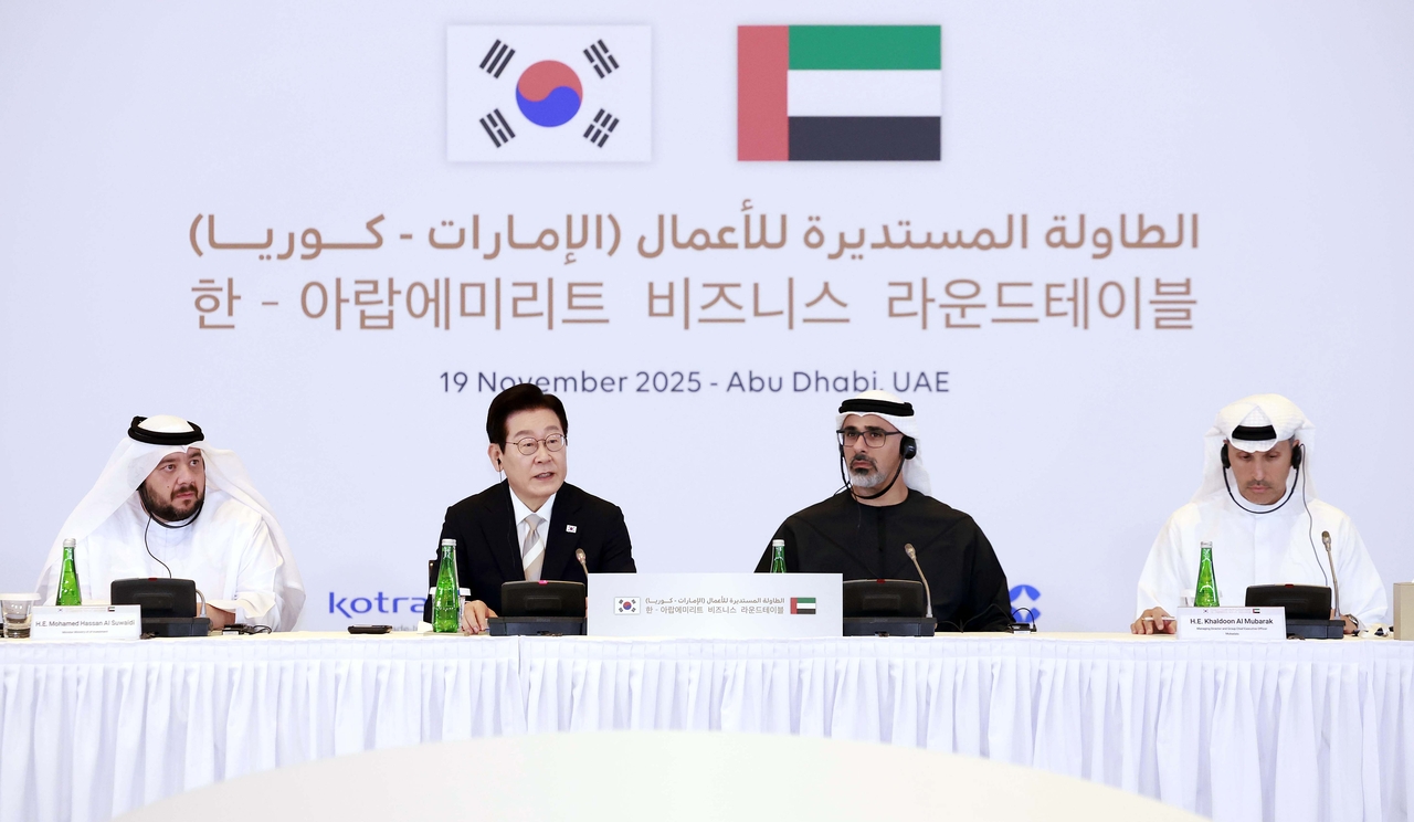 South Korean President Lee Jae Myung (second from left) delivers remarks during the Korea-UAE Business Roundtable in Abu Dhabi, United Arab Emirates, Tuesday, as part of his state visit to the UAE. Joining him are UAE Investment Minister Mohammed Hassan Al Suwaidi (left), Abu Dhabi Crown Prince Sheikh Khaled bin Mohamed bin Zayed Al Nahyan (second from right), and Mubadala CEO Khaldoon Khalifa Al Mubarak (right), along with other senior officials. (Yonhap)