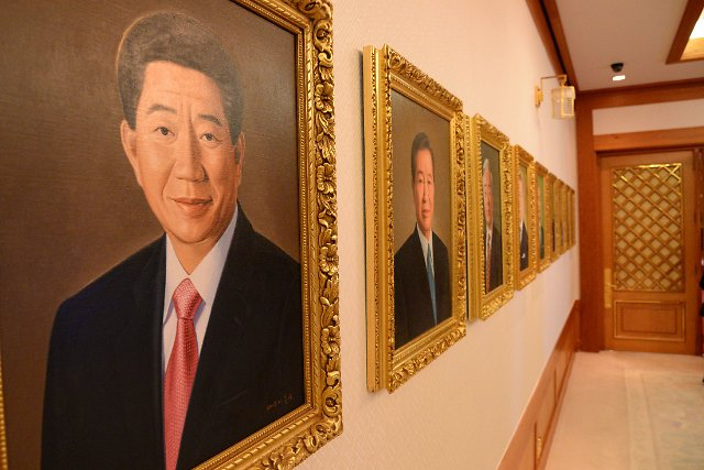 Official portraits of South Korea's former presidents hang on  the wall of Cheongwadae, the former presidential residence of South Korea, beginning with former President Roh Moo-hyun's portrait (left). (Herald DB)