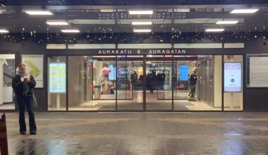 City crews putting up dècor this AM.