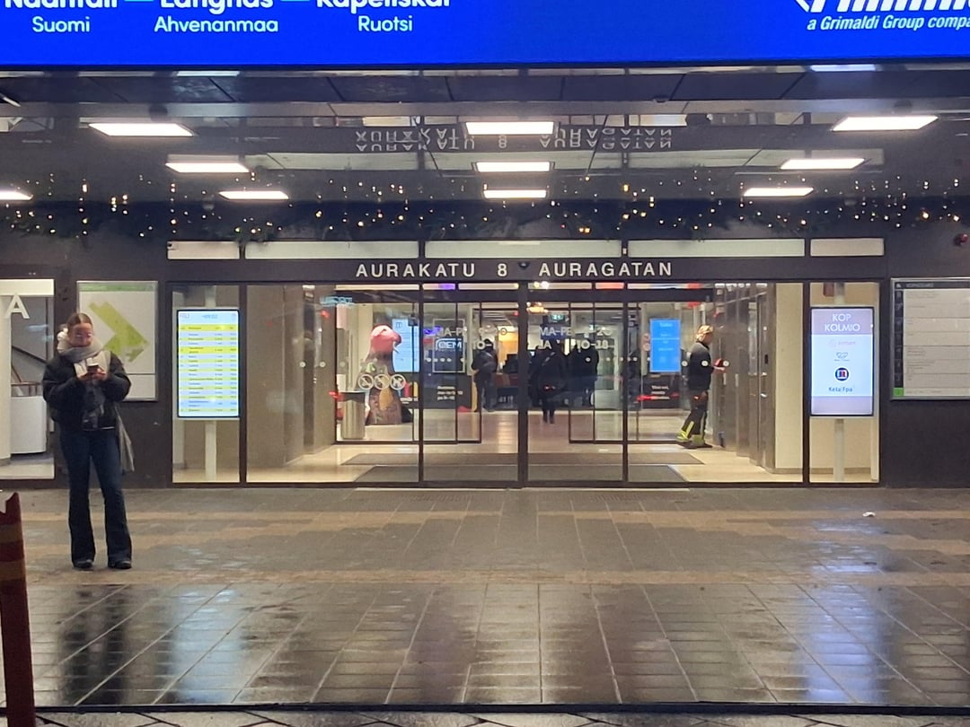 City crews putting up dècor this AM.