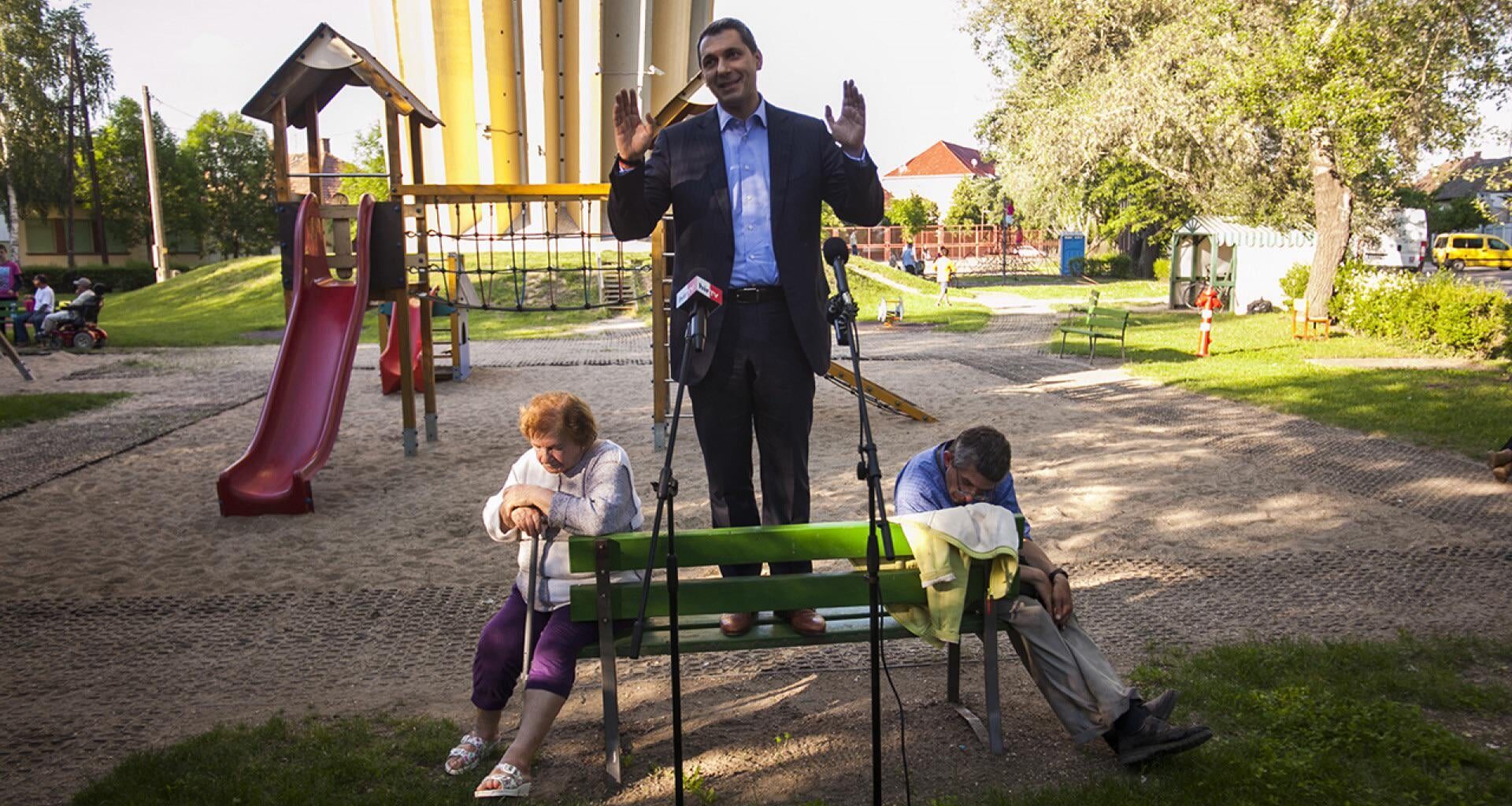 Jó reggelt ezzel a régebbi csodálatos Lázár fotóval ami tökéletesen leképezi az ország állapotát. NEM MEME, valódi!