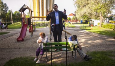 Jó reggelt ezzel a régebbi csodálatos Lázár fotóval ami tökéletesen leképezi az ország állapotát. NEM MEME, valódi!