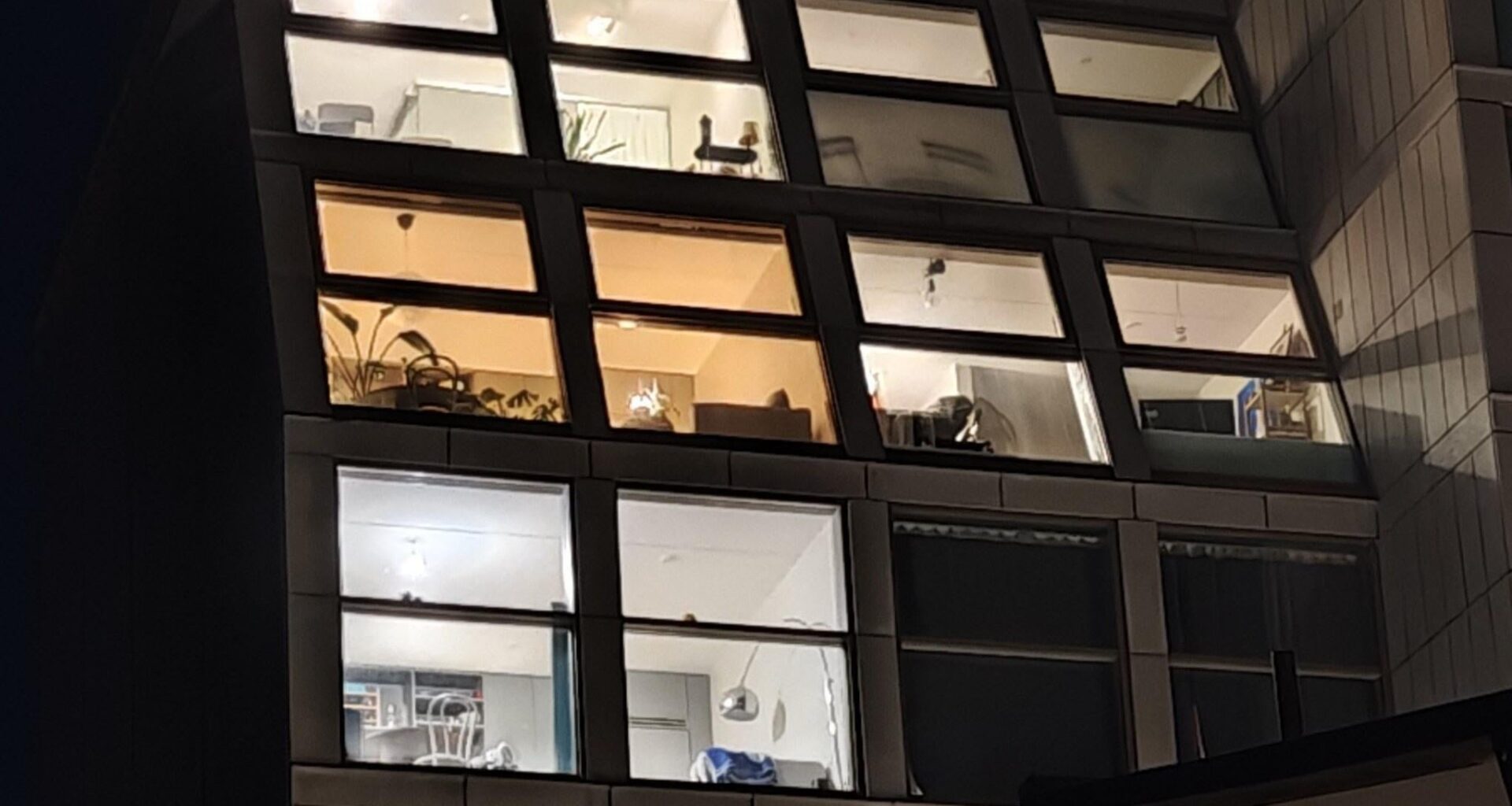 Gult eller blått ljus hemma hos swedditörer?