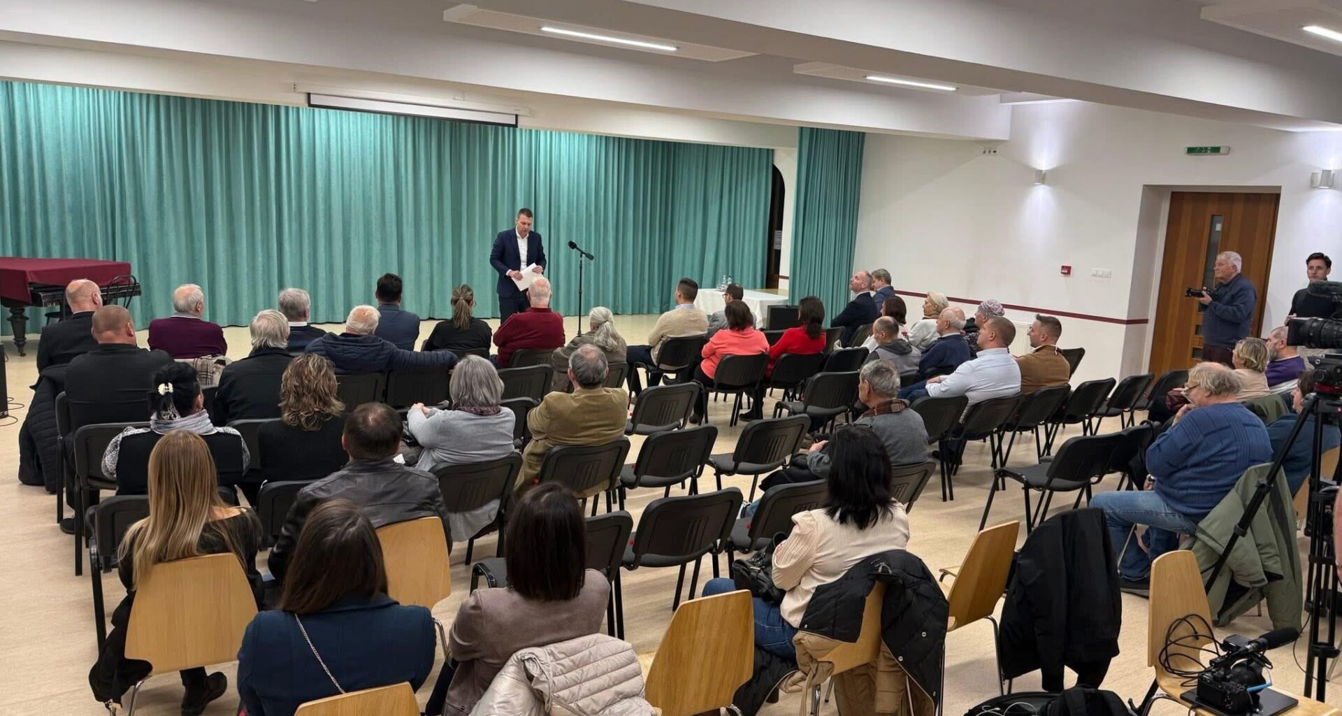 A kicsi Tomira nem nagyon voltak kiváncsiak a piliscsabai lakossági fórumán.