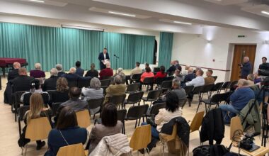 A kicsi Tomira nem nagyon voltak kiváncsiak a piliscsabai lakossági fórumán.