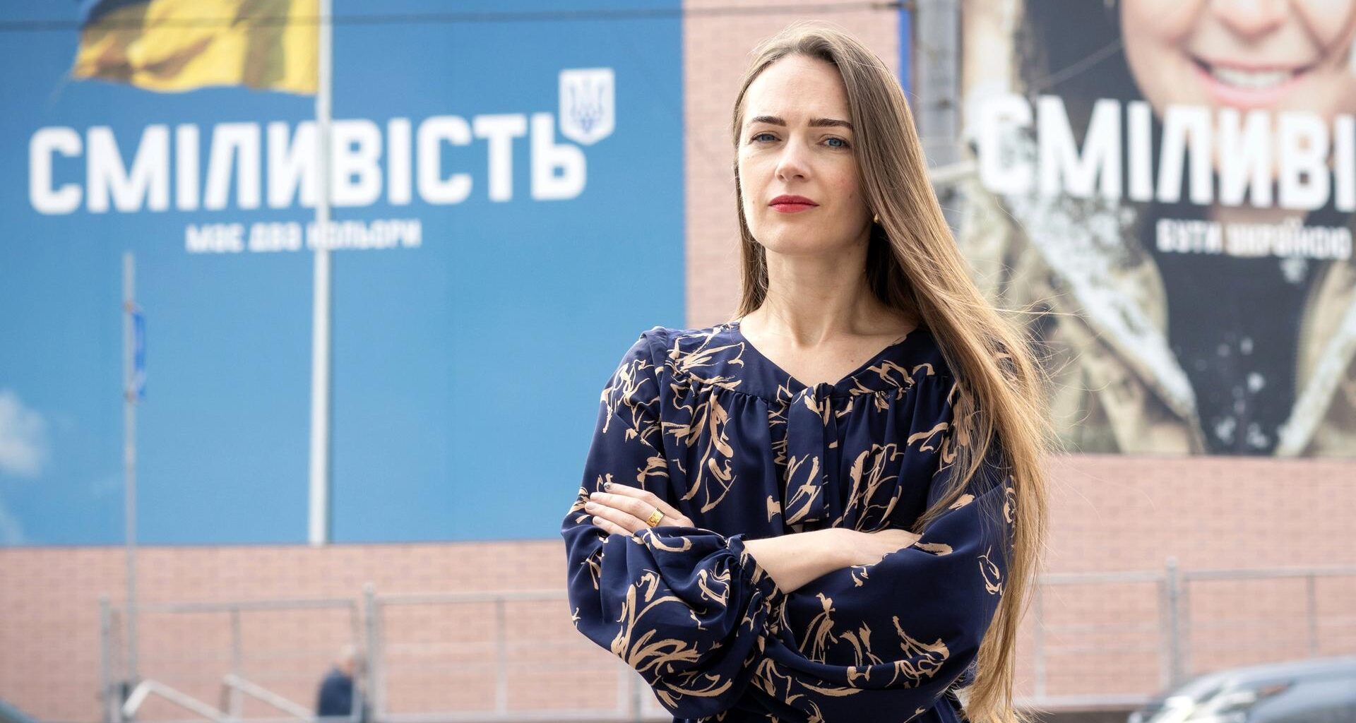 Oleksandra Matviichuk verschränkt die Arme vor ihrem Körper.