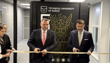 Slovensko spustilo svoj prvý superpočítač, Perún v Košiciach zvládne umelú inteligenciu aj kvantové simulácie - VIDEO, FOTO