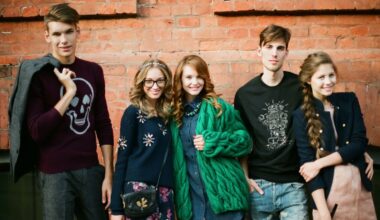 pięciu stojących nastolatków