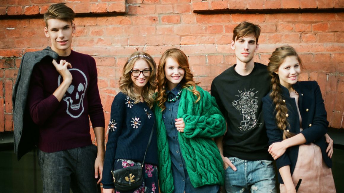 pięciu stojących nastolatków