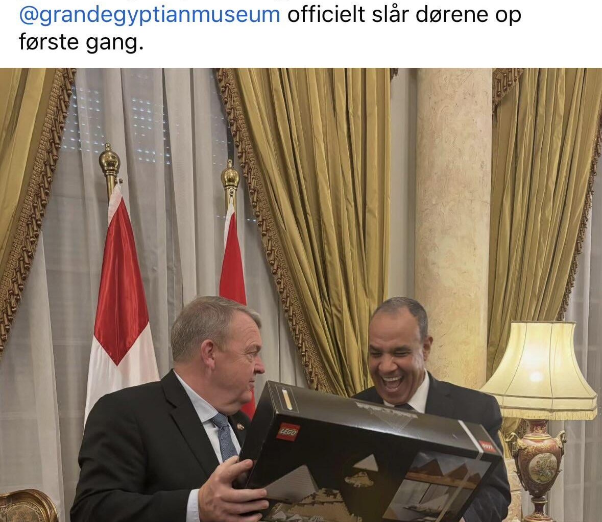 Den egyptiske udenrigsminister Badr Abdelatty ligner virkelig en mand der blev oprigtigt begejstret over Lars Løkkes medbragte gave: En Legoudgave af Giza-pyramiden