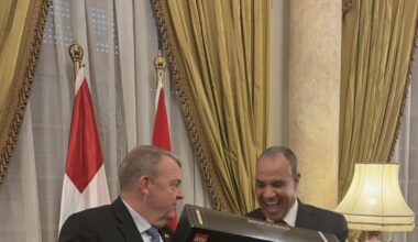 Den egyptiske udenrigsminister Badr Abdelatty ligner virkelig en mand der blev oprigtigt begejstret over Lars Løkkes medbragte gave: En Legoudgave af Giza-pyramiden