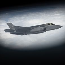Image montrant un avion de combat furtif américain Lockheed Martin F-35 en attente d'un ravitaillement en vol au-dessus des eaux territoriales grecques lors d'un exercice militaire, le 4 octobre 2024.