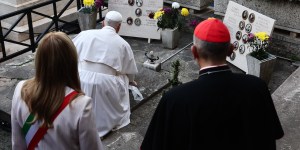 Fragrance of home speaks to us of the dead: Pope