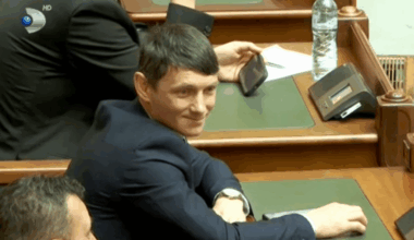 Senatorul PSD Paul Pintea a fost urmărit de poliție în Zalău și blocat, deoarece avea permisul suspendat și a refuzat să oprească la semnalele polițiștilor. Intrat în parlament pe listele POT, acesta este deja condamnat la un an și jumătate de închisoare pentru alte două fapte similare