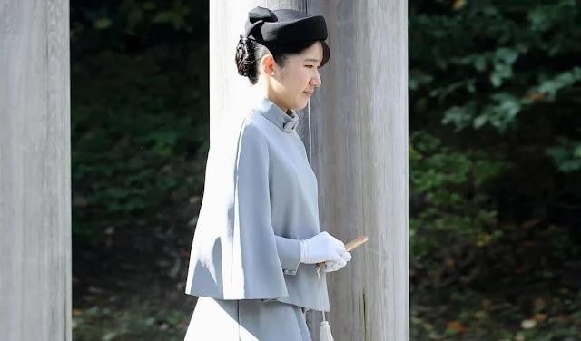Princess Aiko Visits the Mausoleums of Emperor Showa and Empress Kojun