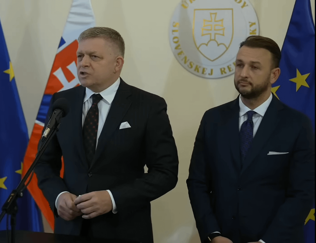 "Šéfe, tamtí mi stále robia zle!" "Neboj Matúško, zrušíme ich"