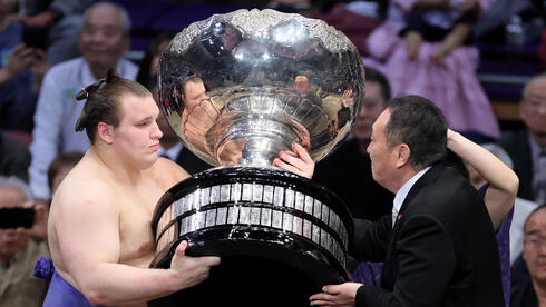 The Ukrainian sumo wrestler who fled war now taking Japan by storm