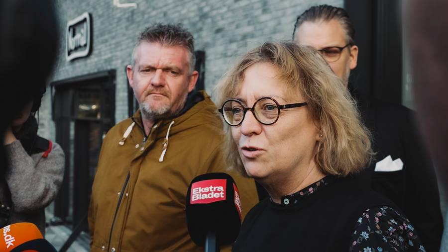 Partihopper udsat for voldsom chikane: Spyttet i ansigtet og kaldt Judas -Ulla Sørensen, der med sit partiskifte fra S til V tippede magten i Middelfart, udsættes ifølge hendes samlever for trusler og ubehageligheder i et omfang, så hun nu har isoleret sig i sit hjem og overvejer en politianmeldelse