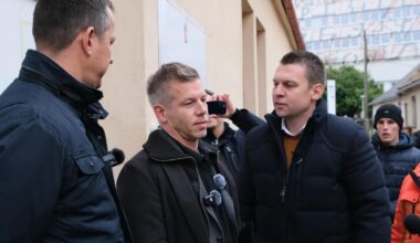 2025 december 4-én lesz egy éves Menczer Tamás (Fidesz-KDNP kommunikációs igazgató) szájhabzása. Azóta sok víz lefolyt a Tiszán és a Dunán is.