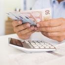 ruky, peniaze, kalkulačka, počítanie