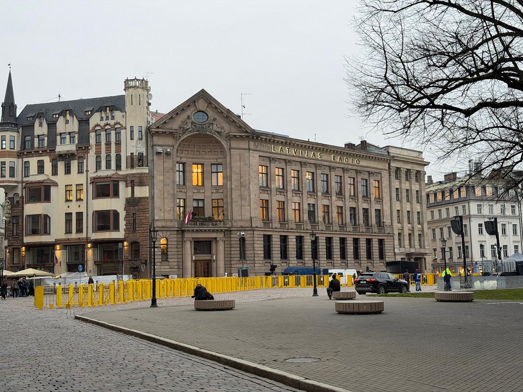 Doma laukumā pirms protesta uzstādītas barjeras