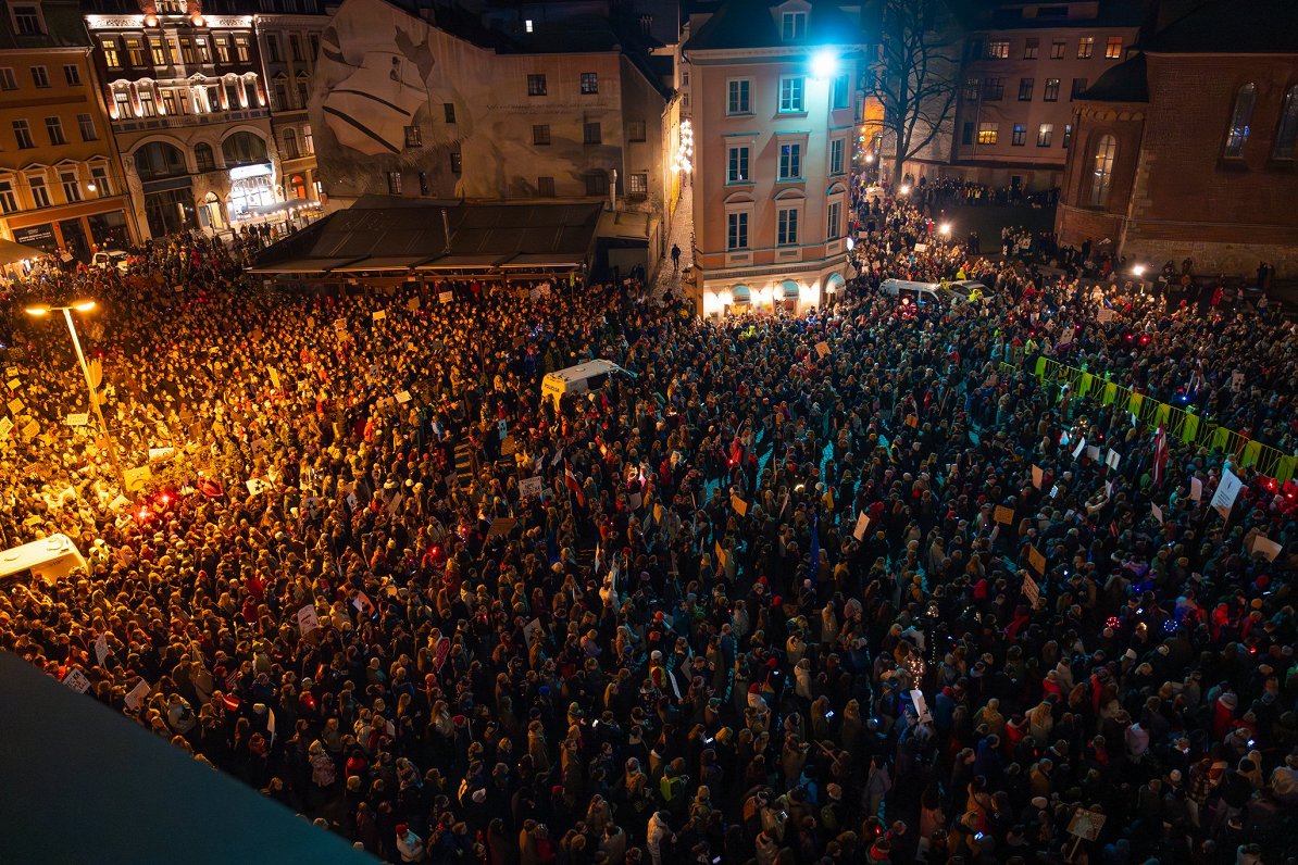 Vismaz 10 000 cilvēku Doma laukumā protestē pret Latvijas izstāšanos no Stambulas konvencijas / Raksts