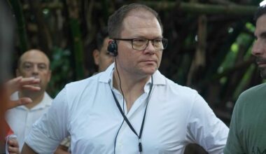 Das Bild zeigt einen leger mit weißem Hemd gekleideten Carsten Schneider nach seiner Ankunft in Belém.