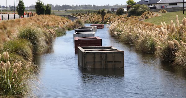 Shipping containers turn algae-plagued lake into living lab