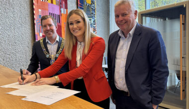 Ordfører Tormod Wilson Losnedal, banksjef for privatmarked Liv Helene Roverud og regiondirektør for Rogaland, Njål Skår skriver under en avtale om samarbeid