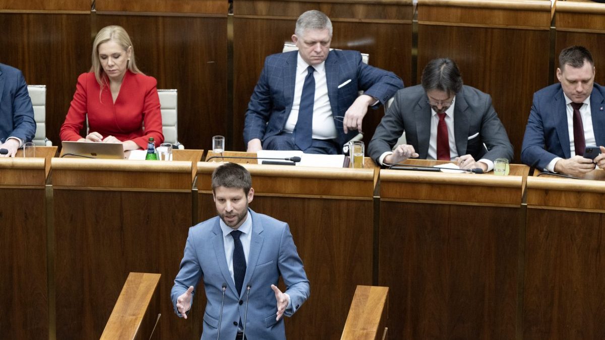 Prieskum AKO potvrdil prvé miesto PS s náskokom pred Smerom