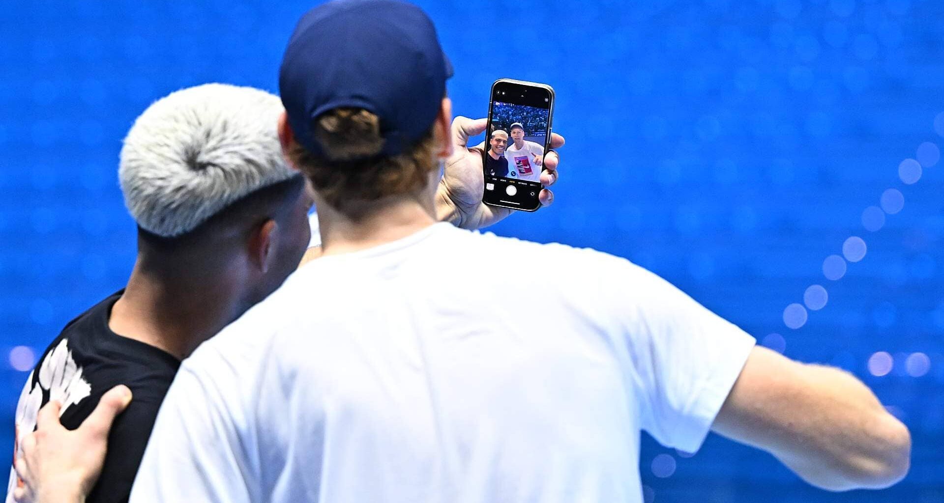 Jannik Sinner y Carlos Alcaraz se toman una selfie durante su sesión de entrenamiento previa a las Nitto ATP Finals.