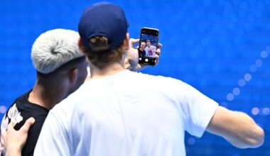 Jannik Sinner y Carlos Alcaraz se toman una selfie durante su sesión de entrenamiento previa a las Nitto ATP Finals.