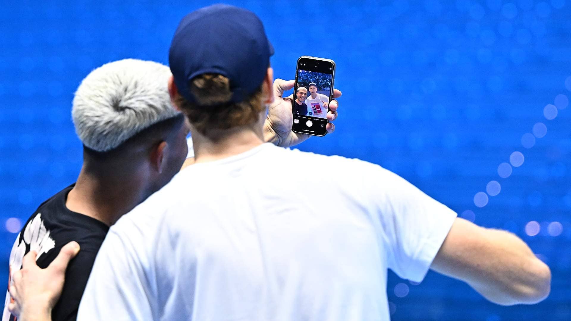 Jannik Sinner y Carlos Alcaraz se toman una selfie durante su sesión de entrenamiento previa a las Nitto ATP Finals.
