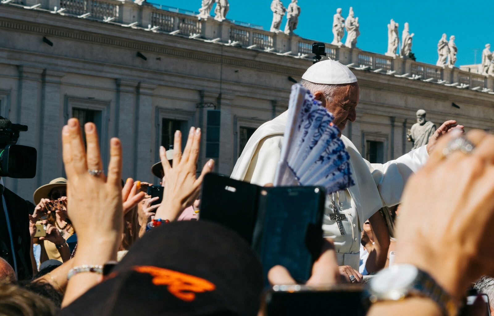 Pope surrounded with people during daytime
