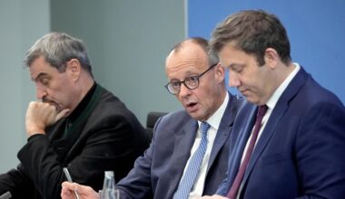 Markus Söder (l-r, CSU), Ministerpräsident von Bayern und CSU-Vorsitzender, Bundeskanzler Friedrich Merz (CDU) und Lars Klingbeil (SPD), Bundesminister der Finanzen, nehmen an der Pressekonferenz den Ergebnissen des Koalitionsausschusses teil.
