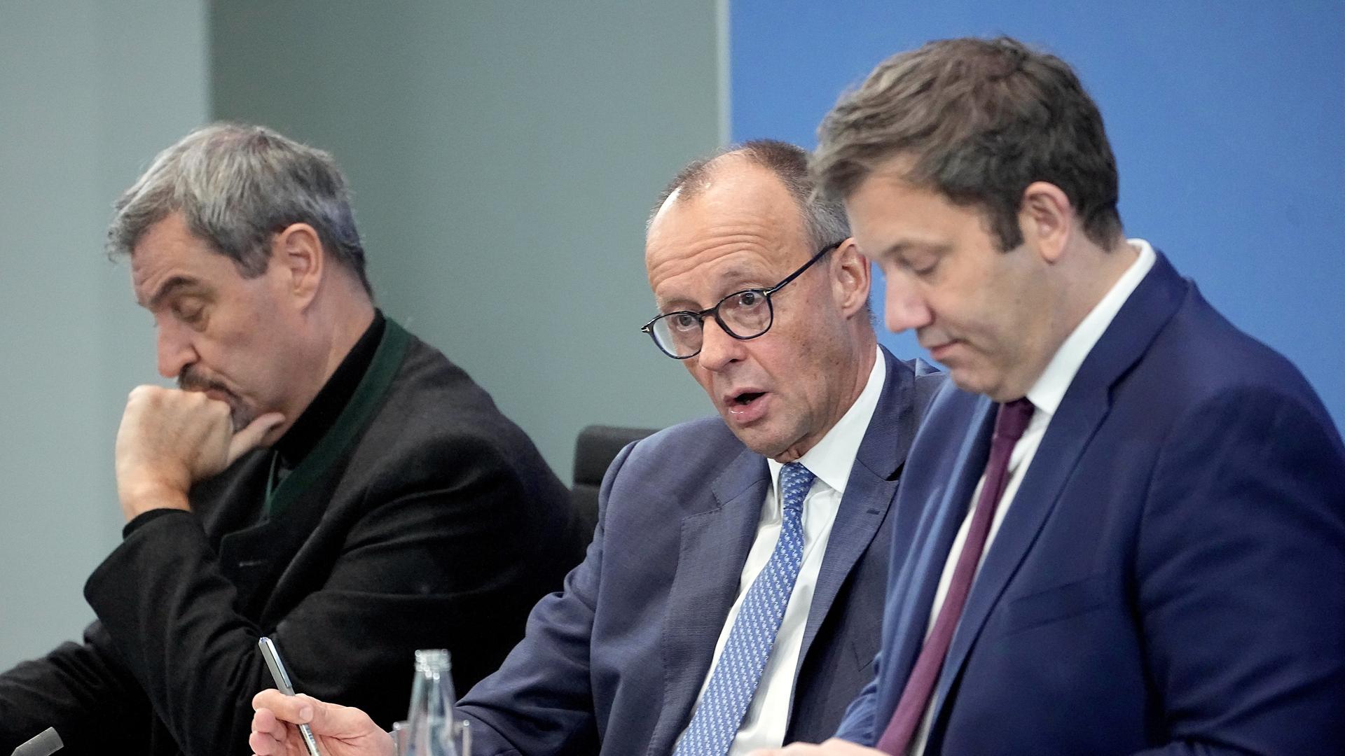 Markus Söder (l-r, CSU), Ministerpräsident von Bayern und CSU-Vorsitzender, Bundeskanzler Friedrich Merz (CDU) und Lars Klingbeil (SPD), Bundesminister der Finanzen, nehmen an der Pressekonferenz den Ergebnissen des Koalitionsausschusses teil.