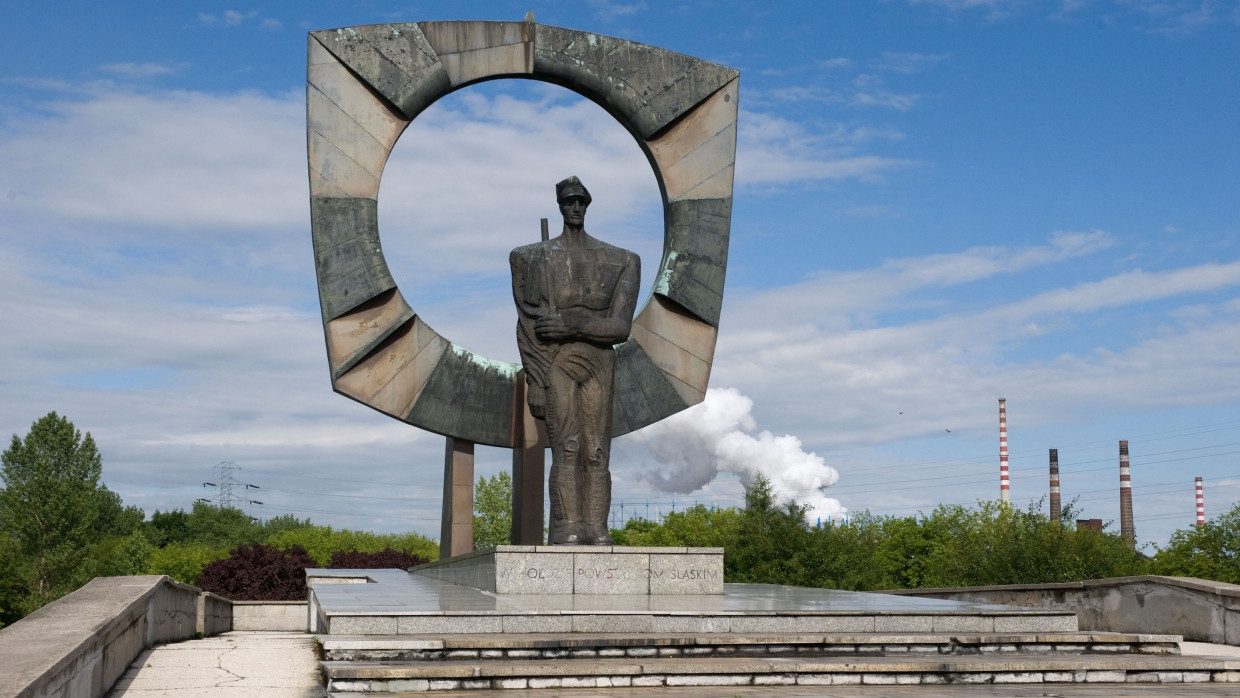 Nahe dem polnischen Opole befand sich einmal die größte Kokerei Europas: Die sozialistische Skulptur am Eingang suggerierte indes mehr Dauer, als dem Unternehmen beschieden war.