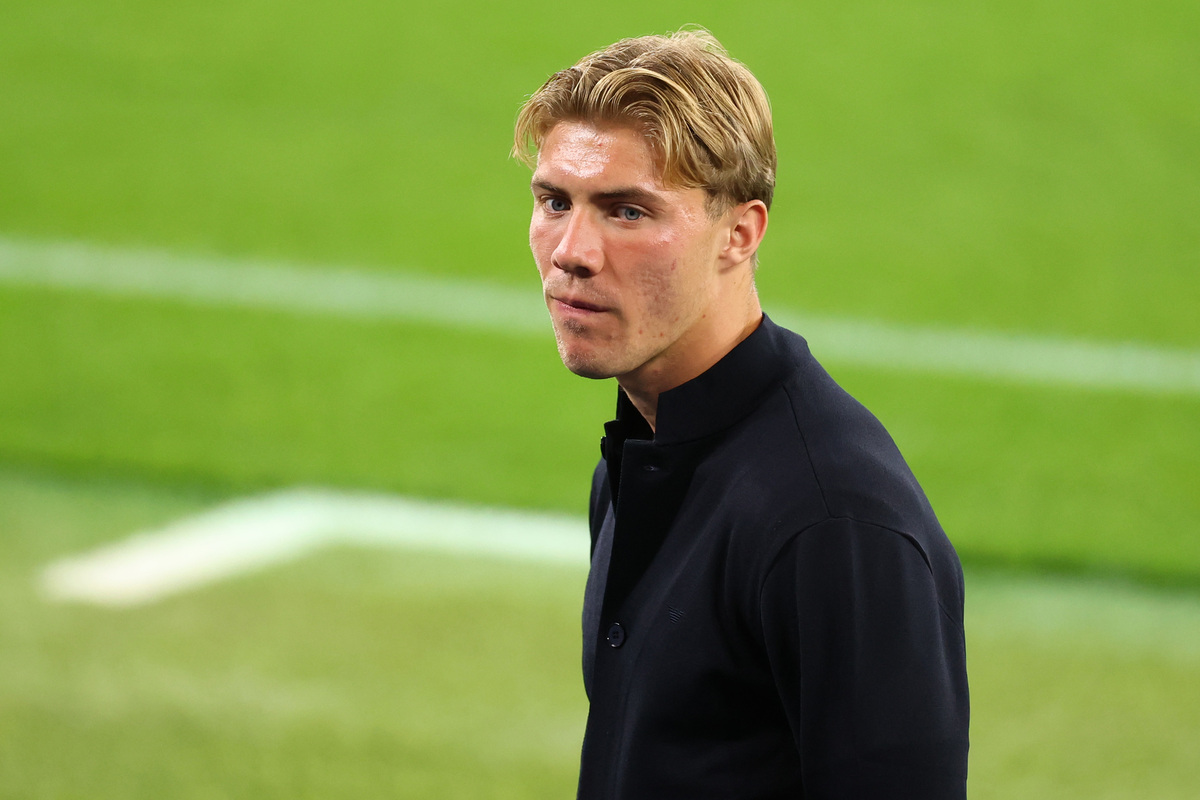 MANCHESTER, ENGLAND - SEPTEMBER 17: Rasmus Hojlund of SSC Napoli inspects the pitch during a stadium familiarisation ahead of the UEFA Champions League 2025/26 League Phase MD1 against Manchester City at City of Manchester Stadium on September 17, 2025 in Manchester, England. (Photo by Molly Darlington/Getty Images)