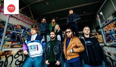 Teksti-TV 666 promokuvassa vuodelta 2021 (vasemmalta oikealle): eturivissä Johannes Leppänen, Tuomas Asanti, Joonas Sundström ja Jani Karikoivu, takarivissä Timo Huotari, Sakari Kumpula, Hilla Kohtamäki ja Tero Huotari.