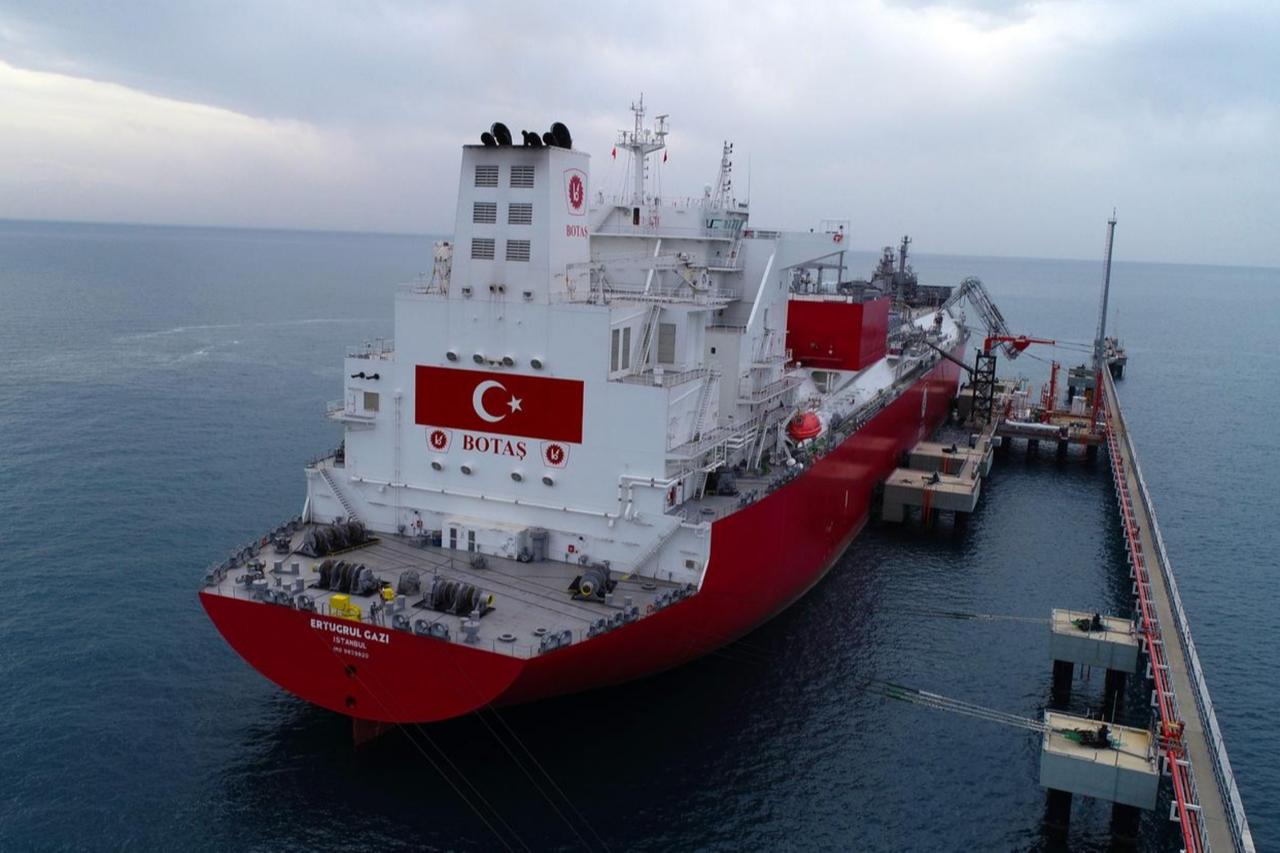 Türkiyes first floating storage regasification unit (FSRU), Ertugrul Gazi, docked at the BOTAS Dortyol LNG Storage Facility off the coast of Hatay in southern Türkiye, Feb. 2, 2022. (IHA Photo)
