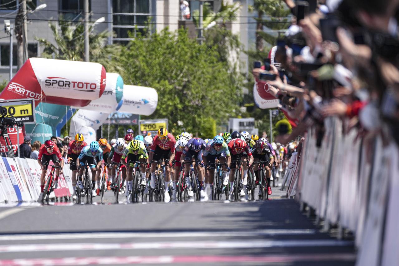 The cyclists pedal 144,2 kilometers in the 7th stage between Selcuk and Cesme within the 60th Presidential Cycling Tour of Türkiye, which is Turkiyes only cycling race in the “ProSeries” category and consists of 8 stages, in Izmir, Türkiye on May 3, 2025. (AA Photo)