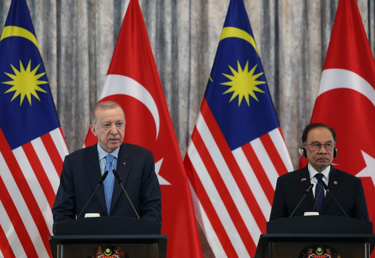 President Recep Tayyip Erdogan (L) and Malaysian Prime Minister Anwar Ibrahim (R) hold a joint press conference following their meeting in Putrajaya, Malaysia on Feb. 11, 2025.  (AA Photo)