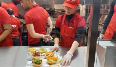 Five Guys passe au halal et supprime l’alcool dans six de ses restaurants en France pour attirer le « plus grand nombre » de clients