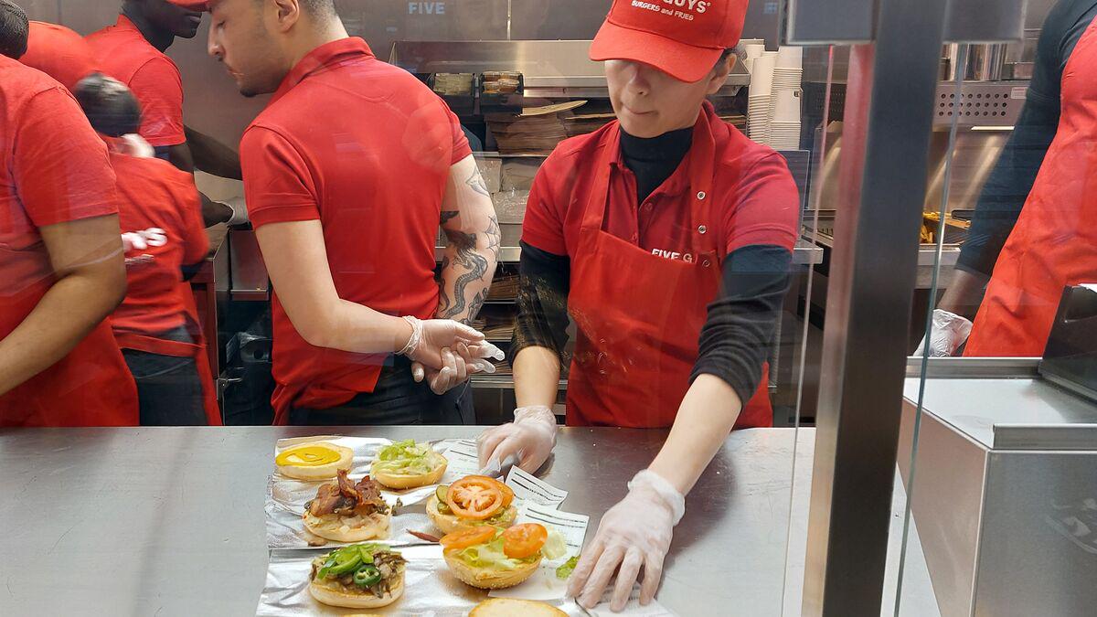 Five Guys passe au halal et supprime l’alcool dans six de ses restaurants en France pour attirer le « plus grand nombre » de clients