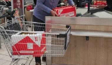 Abychom tu furt neměli jen Jindru Rajchlů - Petr Pavel nakupuje pár věcí do potravinové sbírky.