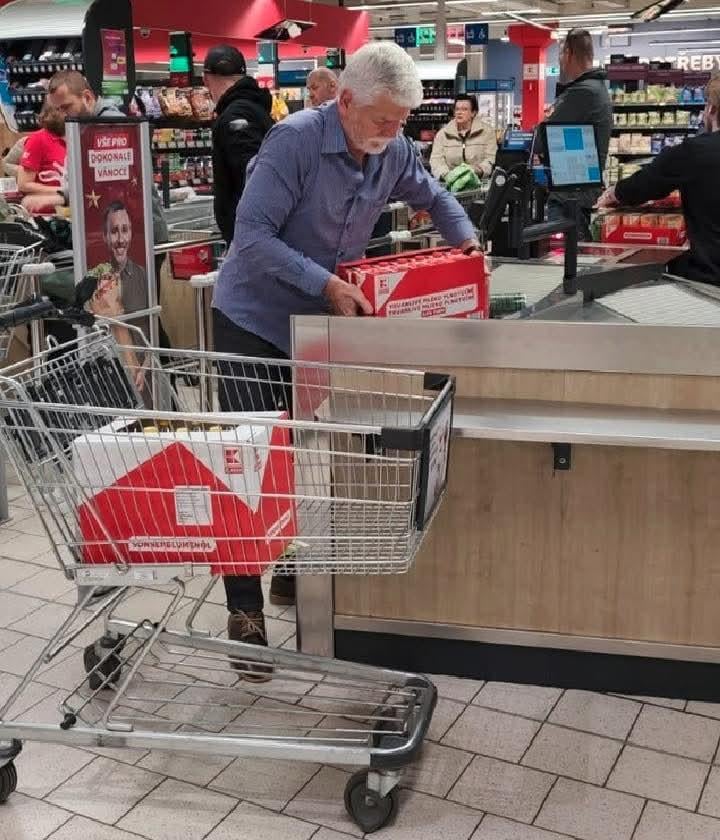 Abychom tu furt neměli jen Jindru Rajchlů - Petr Pavel nakupuje pár věcí do potravinové sbírky.